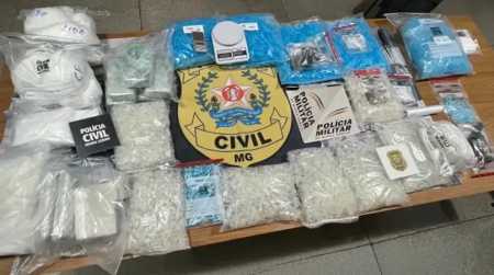 Operação policial termina com prisões e grande apreensão de drogas.