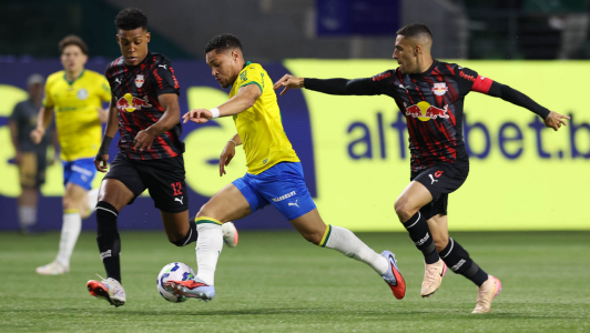 Vitor Roque, atacante do Palmeiras, durante jogo contra o RB Bragantino