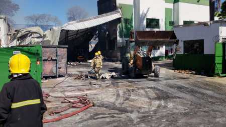 Incêndio ocorreu na madrugada deste domingo (25)
