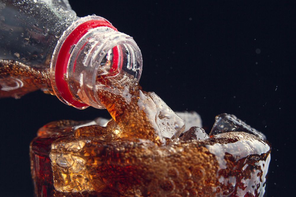 Entenda por que pesquisadores defendem taxar refrigerantes para frear obesidade no Brasil