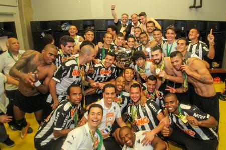 Elenco do Atlético com a Taça da Copa do Brasil em 2014