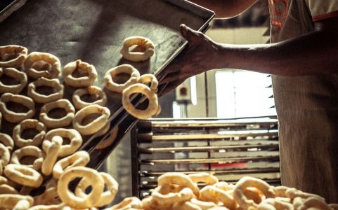 Quem nasceu primeiro, o biscoito ou a bolacha?