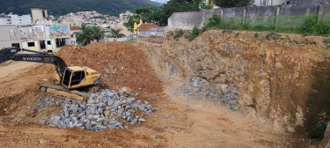 Defesa Civil informou que não há risco para as casas vizinhas. Mesmo assim, se você notar qualquer trinca ou problema na sua residência, deve ligar para o 193 ou 199.