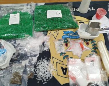 No local, os policiais encontraram mais de 1,6 quilo de maconha, um telefone celular e insumos utilizados para o preparo das drogas.