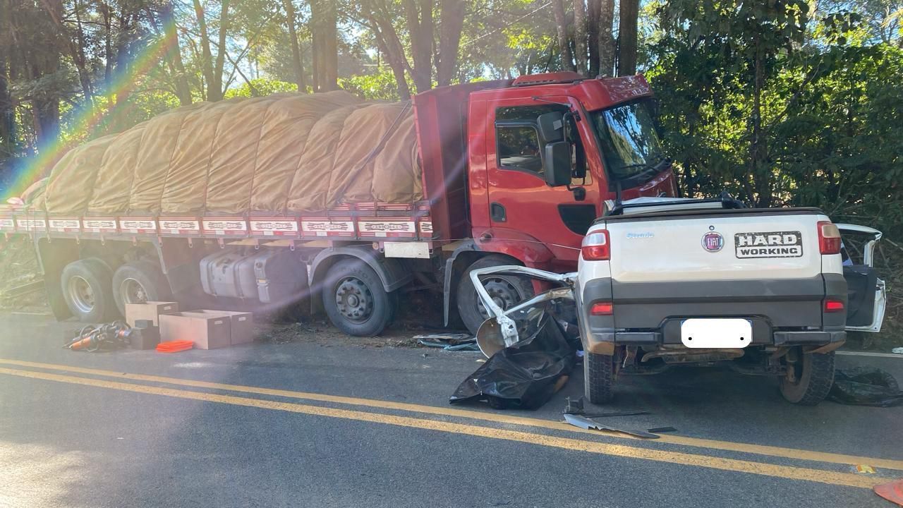 Colisão entre carro e caminhão deixa dois mortos na MG-455