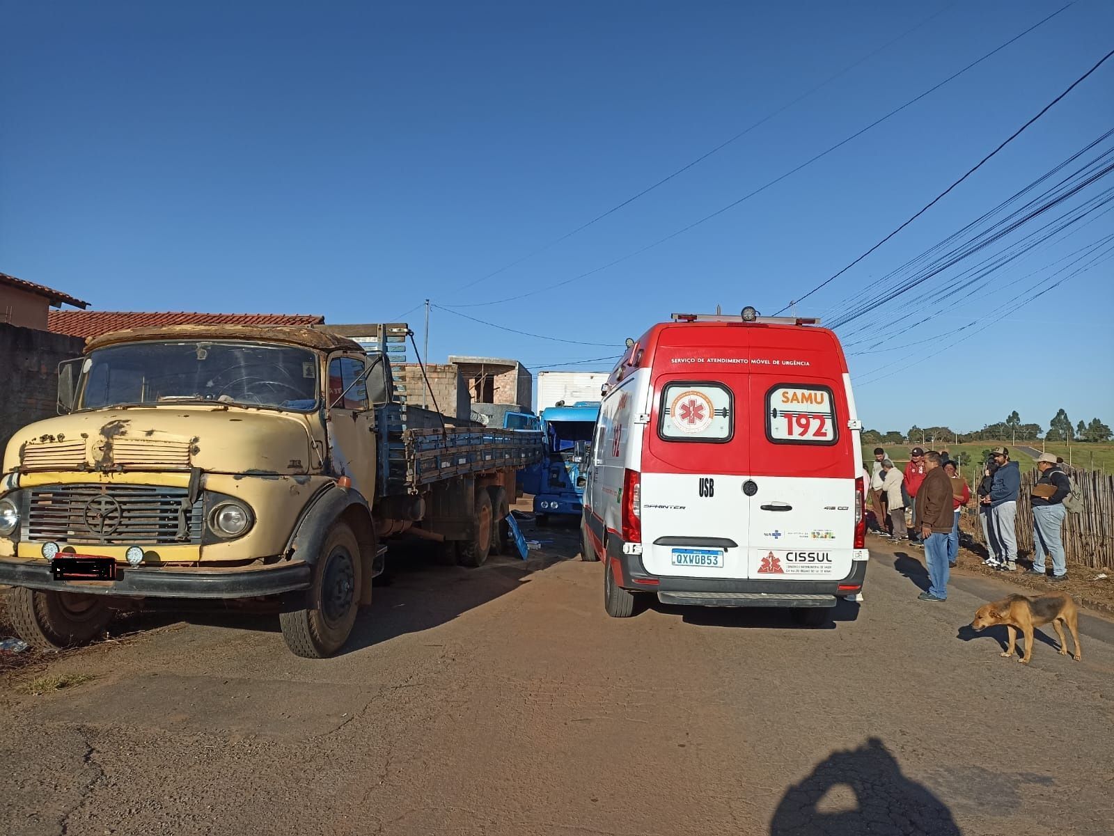 Passageiro fica com pé preso em acidente envolvendo dois caminhões.