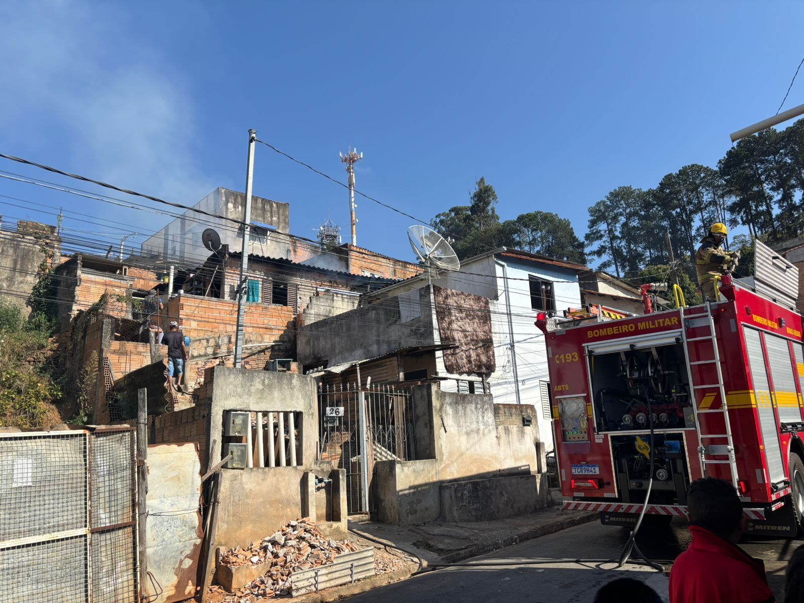 Vizinhos controlam incêndio em casa no bairro São João, em Pouso Alegre