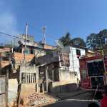 Vizinhos controlam incêndio em casa no bairro São João, em Pouso Alegre