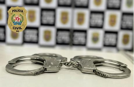 Suspeito se entregou à Polícia Militar e revelou localização de motocicleta roubada; crimes foram esclarecidos pela Polícia Civil.