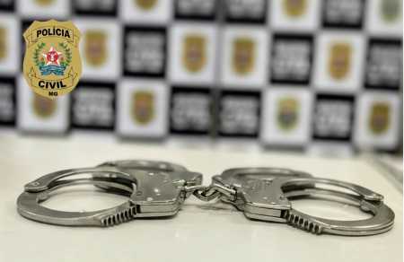 Suspeito se entregou à Polícia Militar e revelou localização de motocicleta roubada; crimes foram esclarecidos pela Polícia Civil.