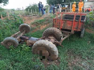 Menino de 12 anos morre preso em trator que tombou em represa de fazenda em Bom Sucesso