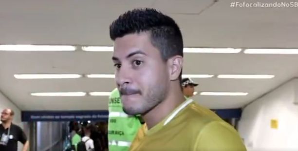 Arthur Aguiar reclama de pergunta sobre traição feita por repórter