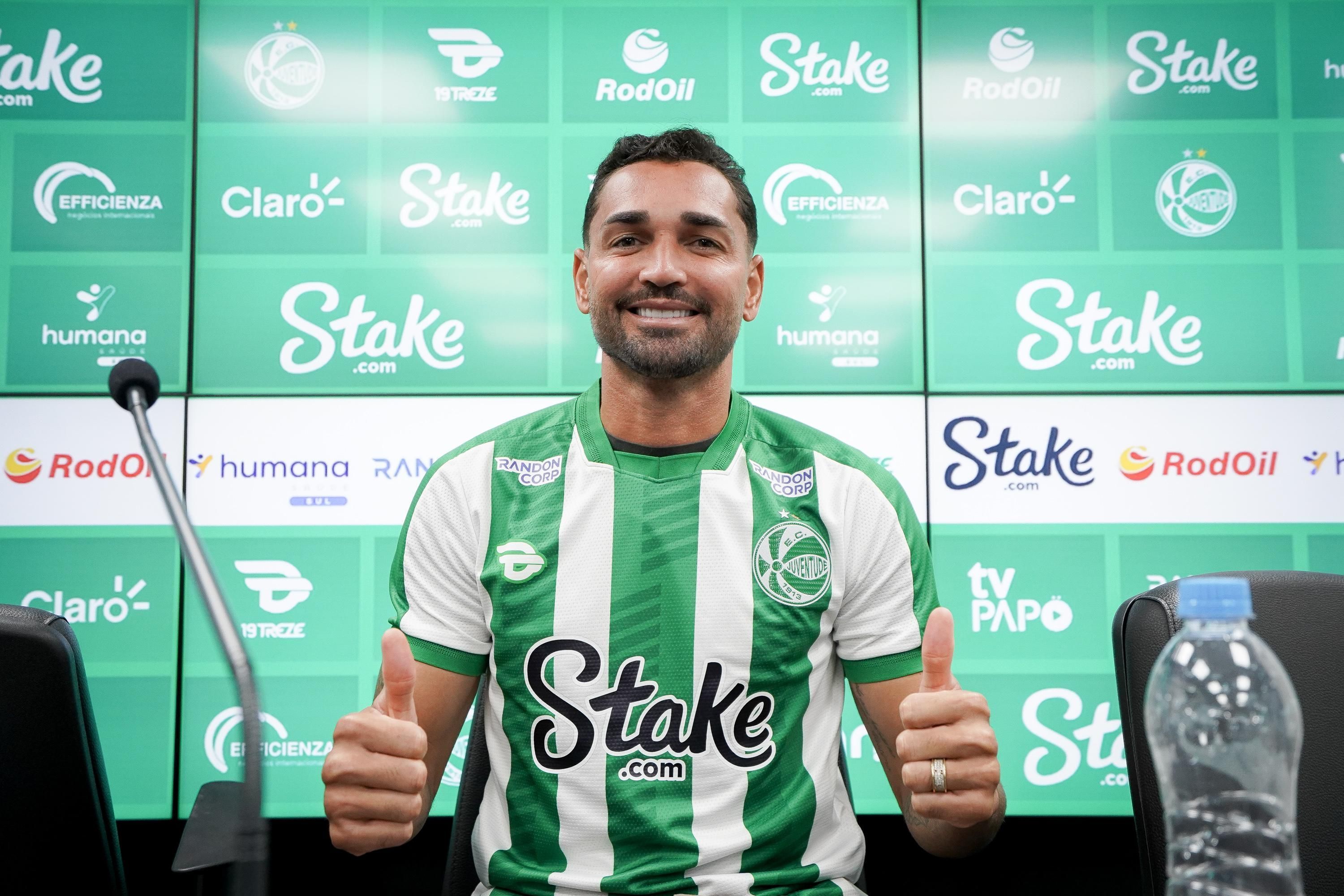 Ex-Cruzeiro, Gilberto se apresenta ao Juventude: 'Quero retomar minha carreira'