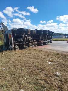 Trecho da BR-381 está completamente bloqueado.