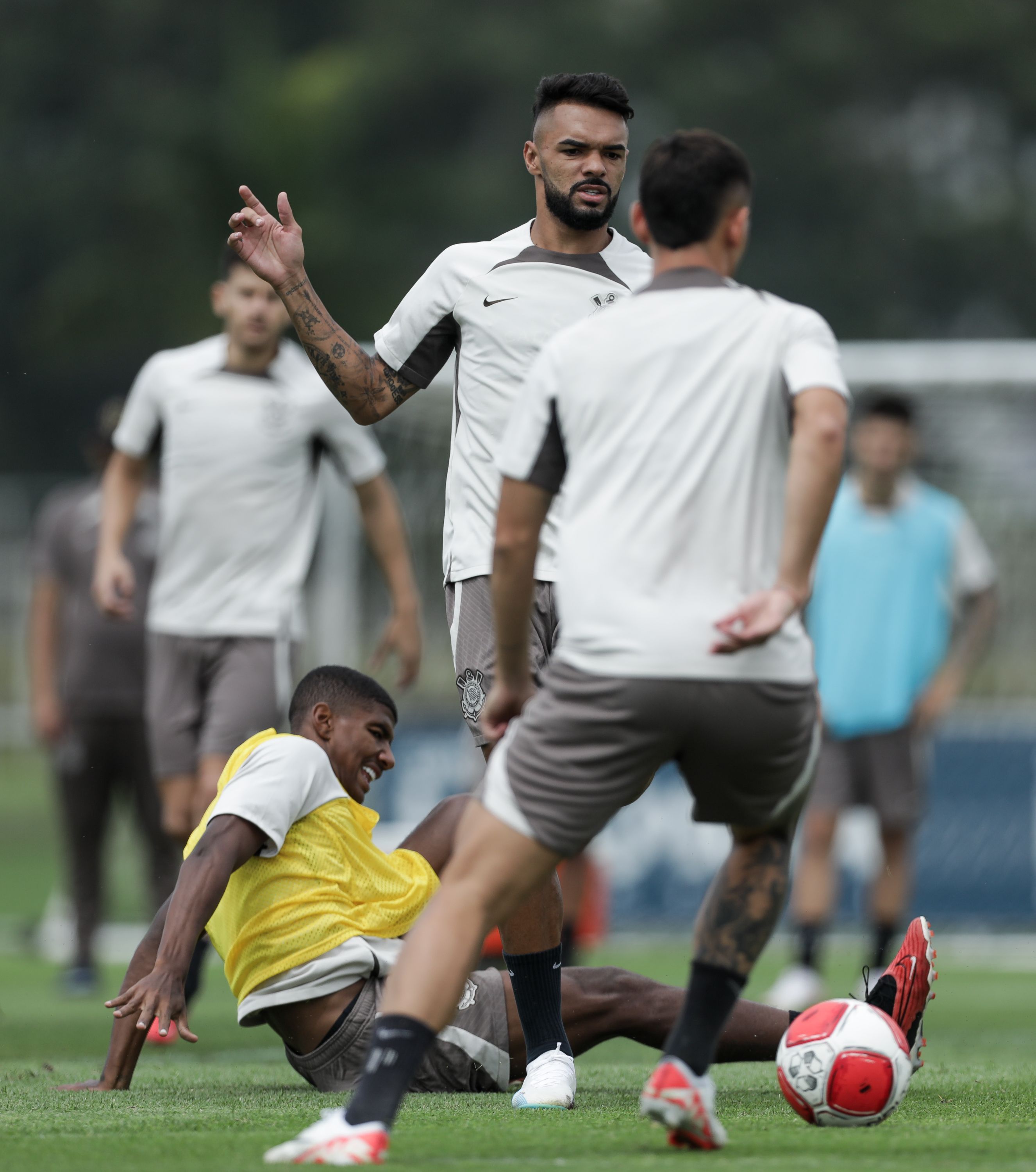 De olho no Novorizontino, Corinthians foca treino em saídas de pressão