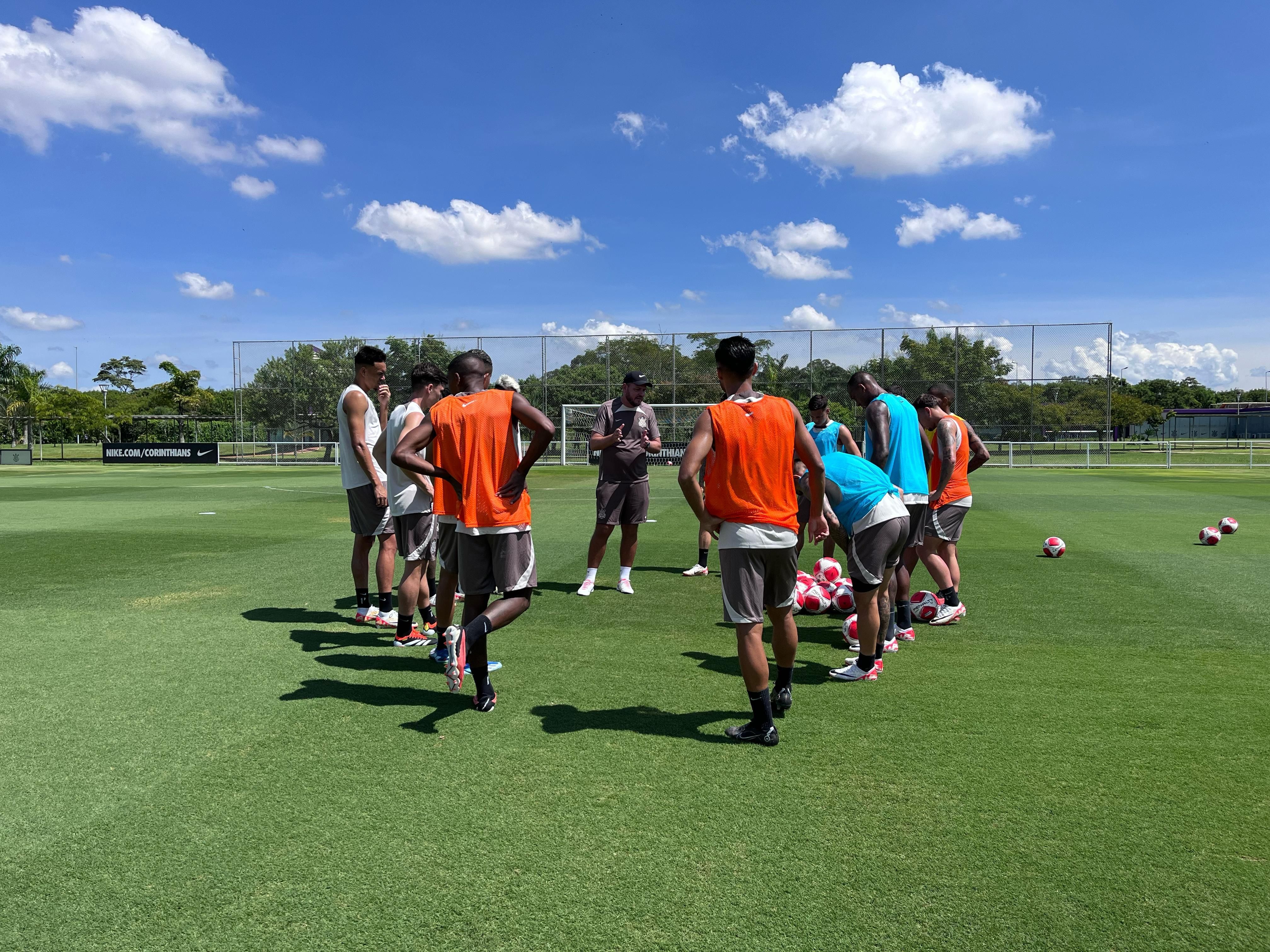 À espera de António Oliveira, Corinthians se reapresenta ao CT Joaquim Grava