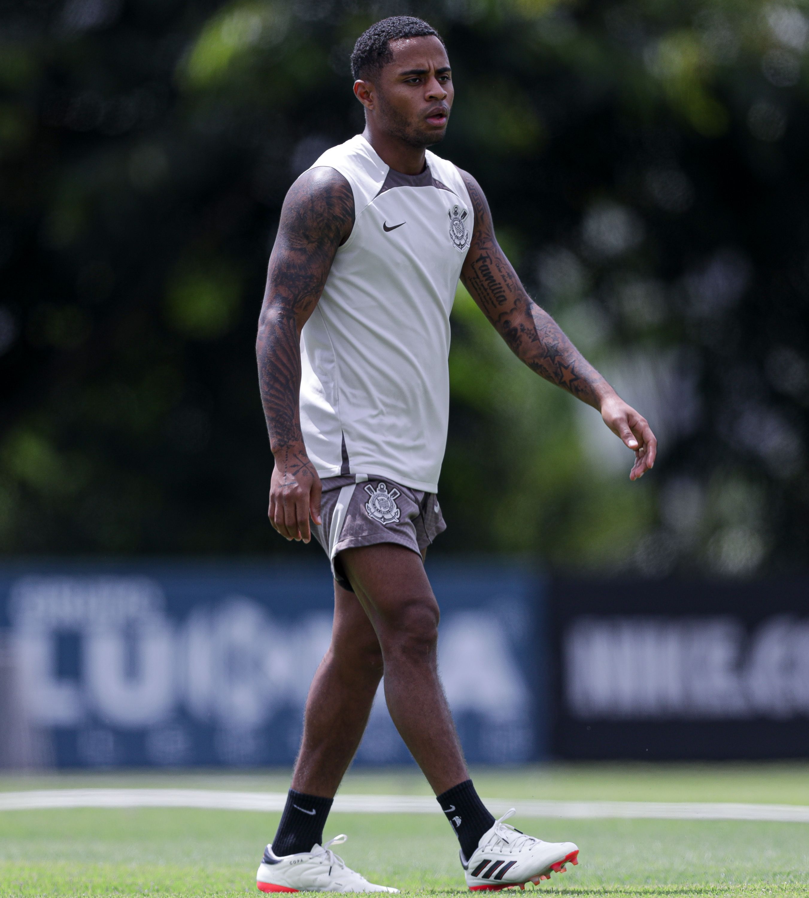 Palacios cumpre nova etapa de recuperação e vai a campo em treino do Corinthians