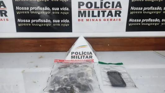 Suspeito é conhecido no meio policial e continua foragido na cidade.