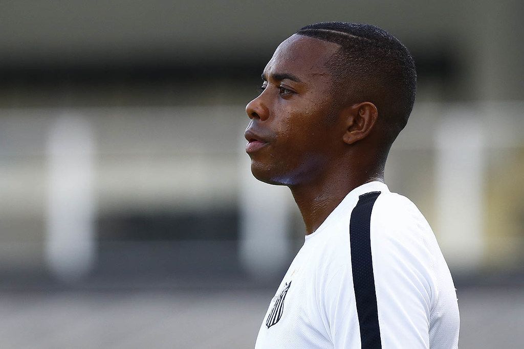 Advogados de Robinho recorrem novamente ao STF e pedem revogação da prisão do ex-jogador
