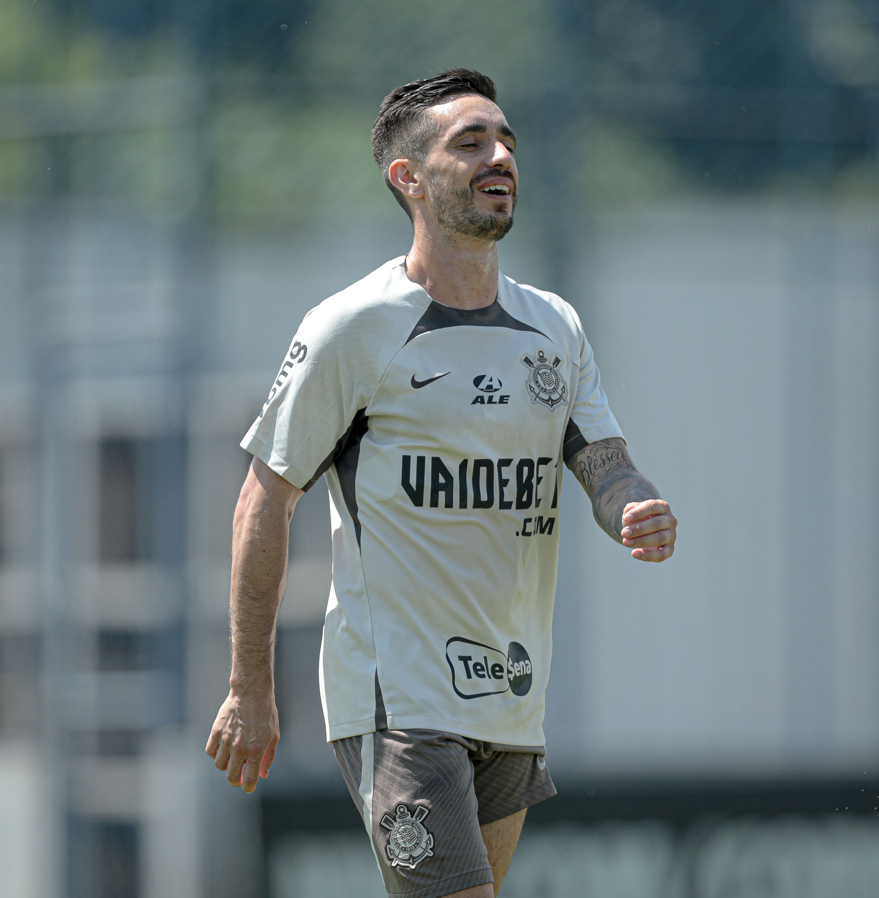 Coronado vai a campo em segundo dia de treinos do Corinthians na parada