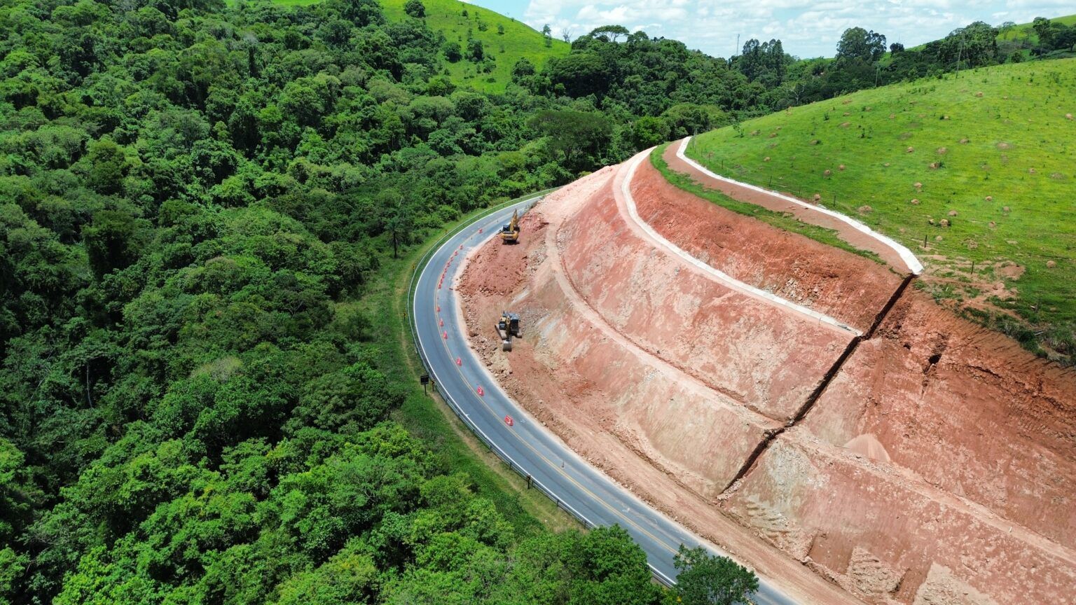 Obras de ampliação da MG-290 avançam em Borda da Mata e Jacutinga