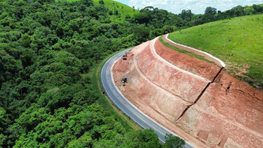 Trabalhos, iniciados em agosto deste ano, seguem em fase de terraplanagem.