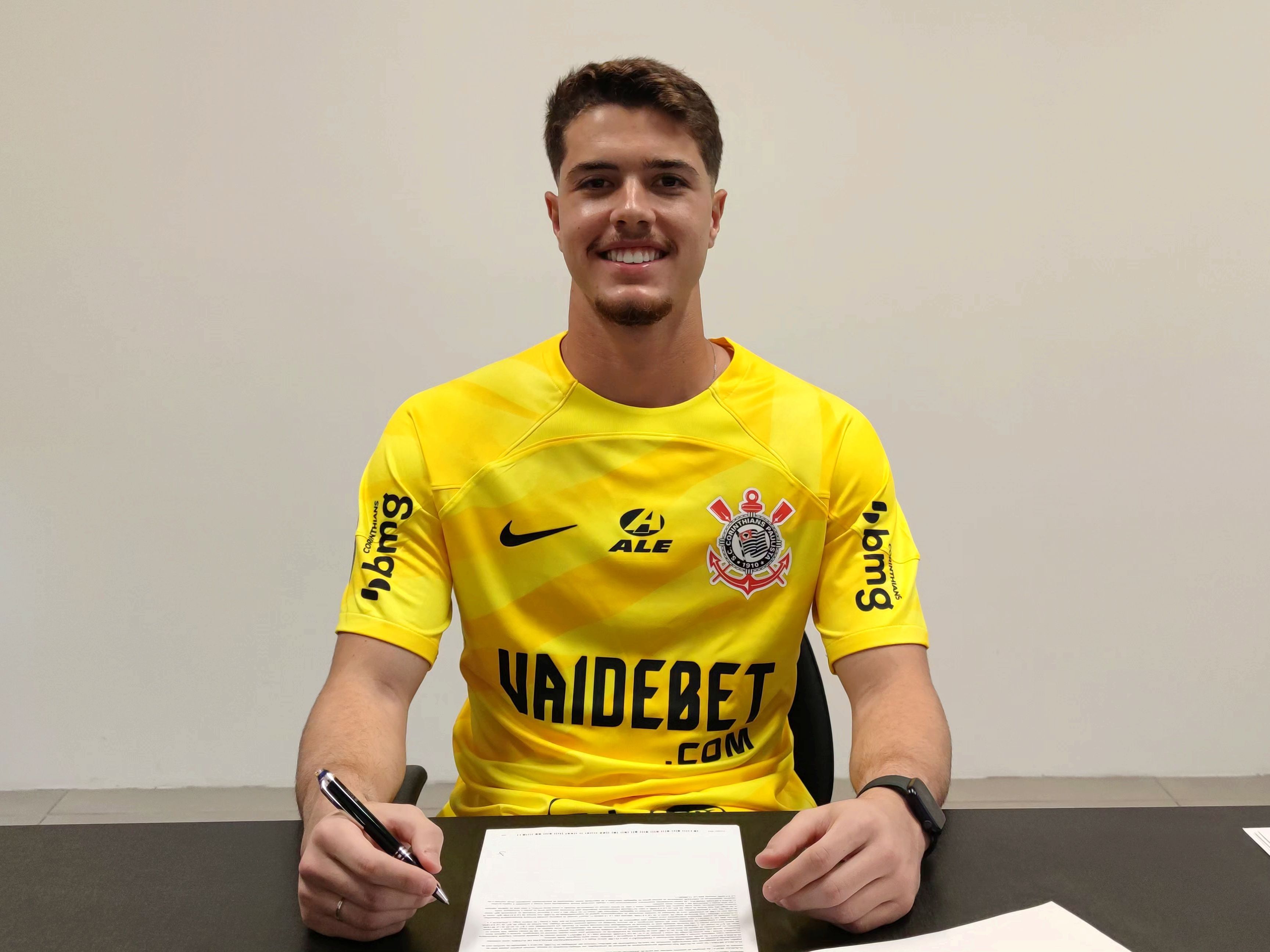 Corinthians renova com Felipe Longo, que terá contrato mais longevo do clube