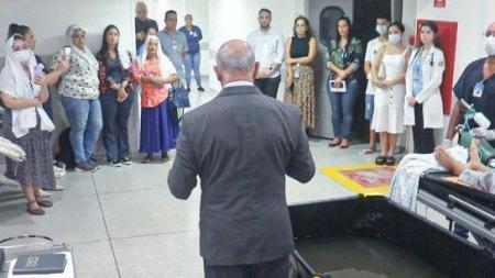 Hospital em MS monta piscina para batizar idoso em estado terminal | CNN Brasil