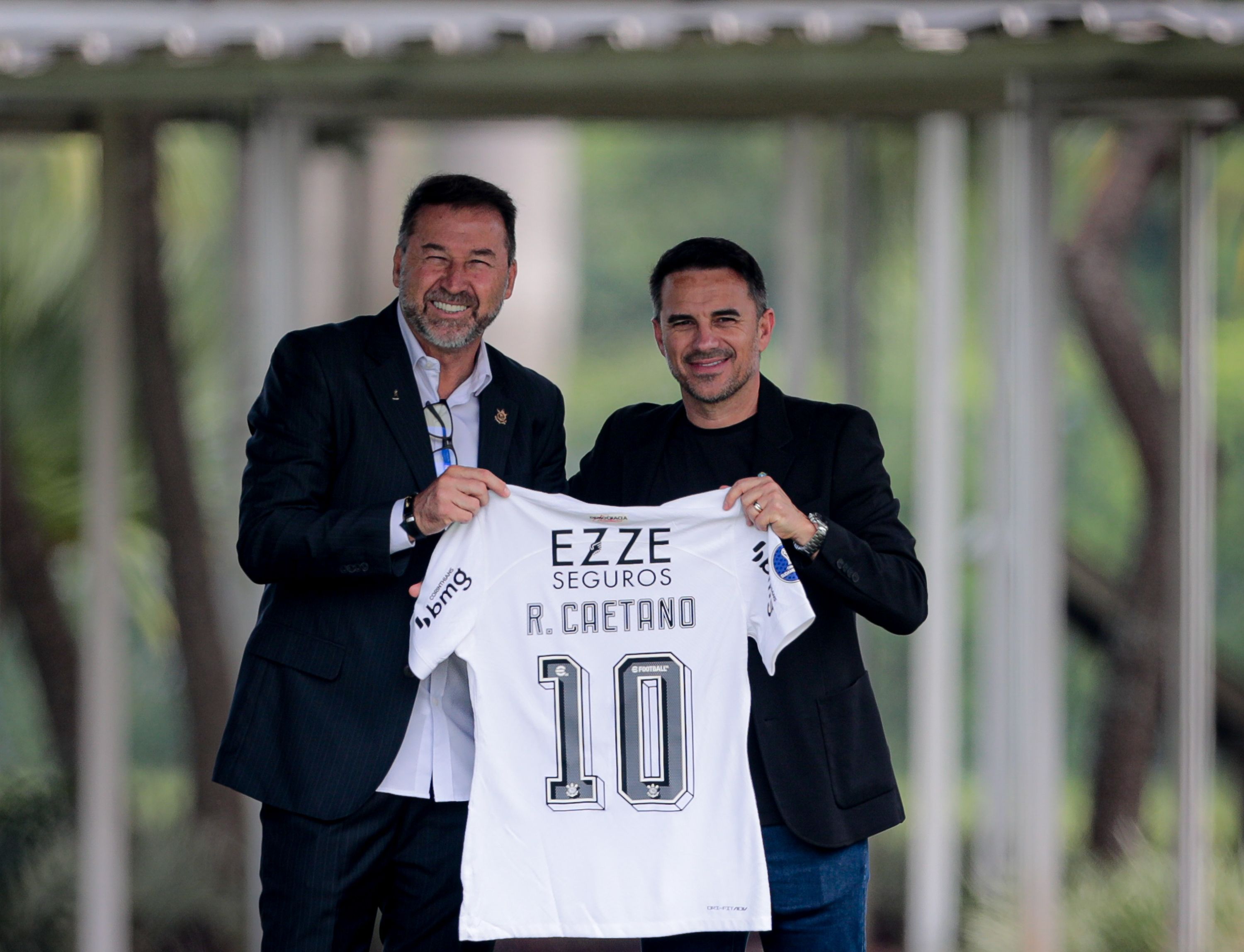 Corinthians recebe visita de integrantes da CBF em treino no CT