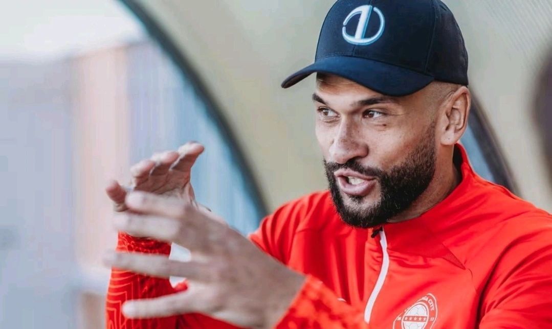 Ex-Liverpool e Inglaterra viraliza ao buscar novo time no Linkedin; confira