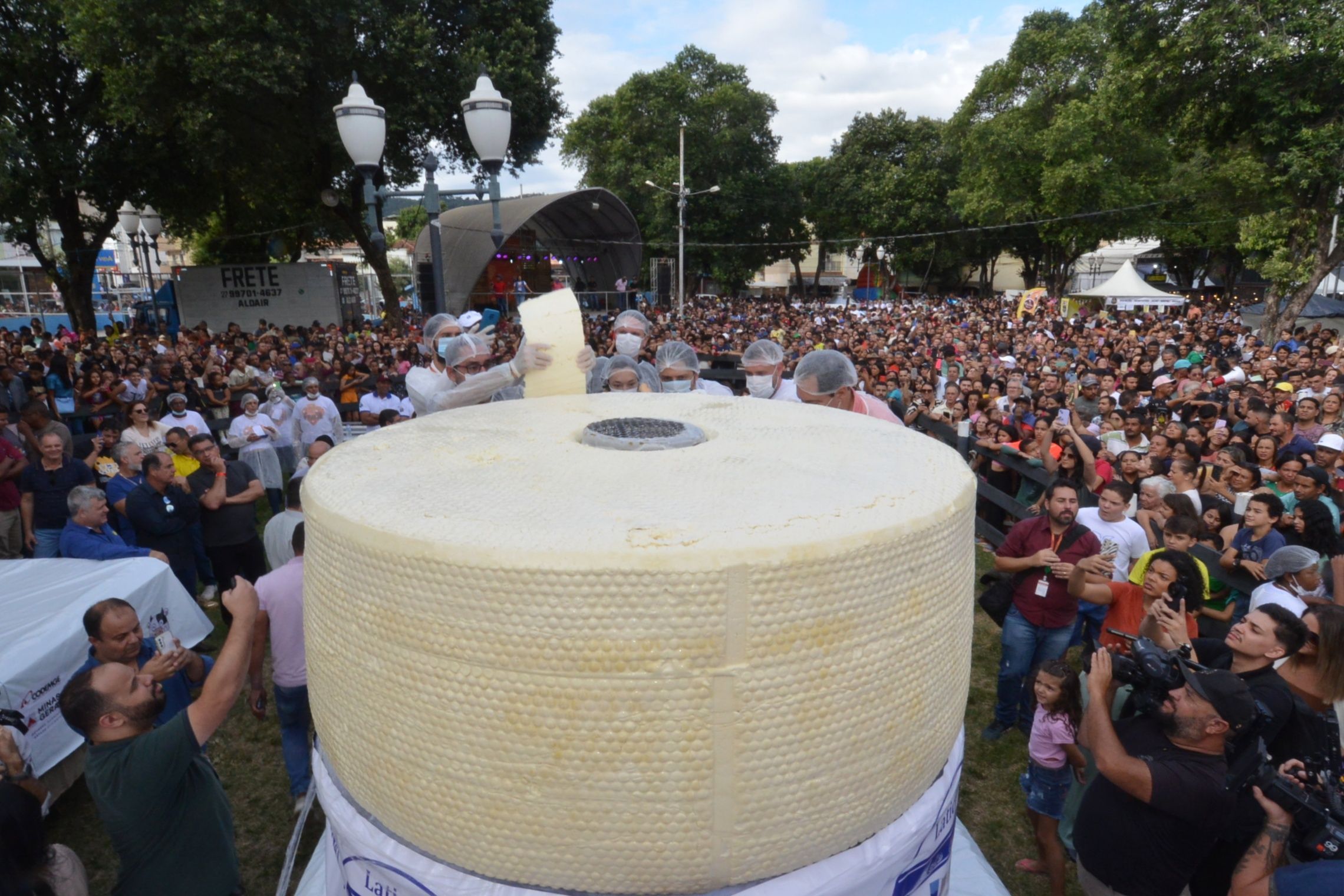 Cidade mineira bate recorde de maior queijo do mundo