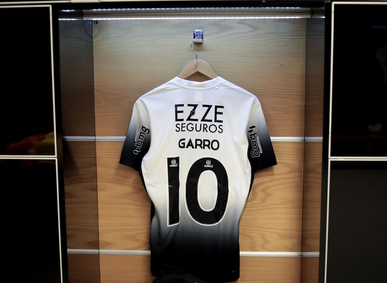 EZZE Seguros confirma permanência no Corinthians após declaração de Augusto Melo