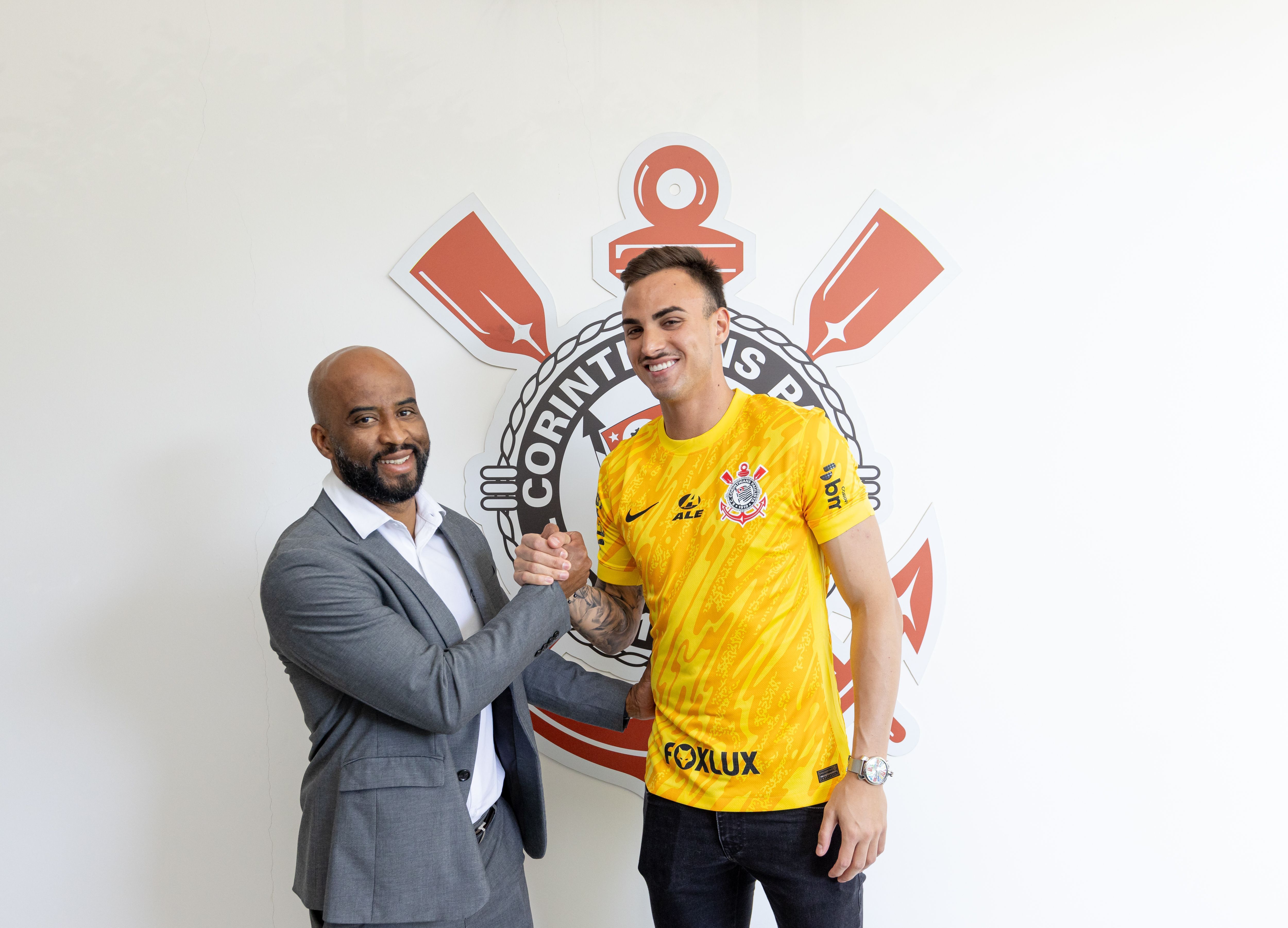 Corinthians anuncia renovação de contrato do goleiro Matheus Donelli