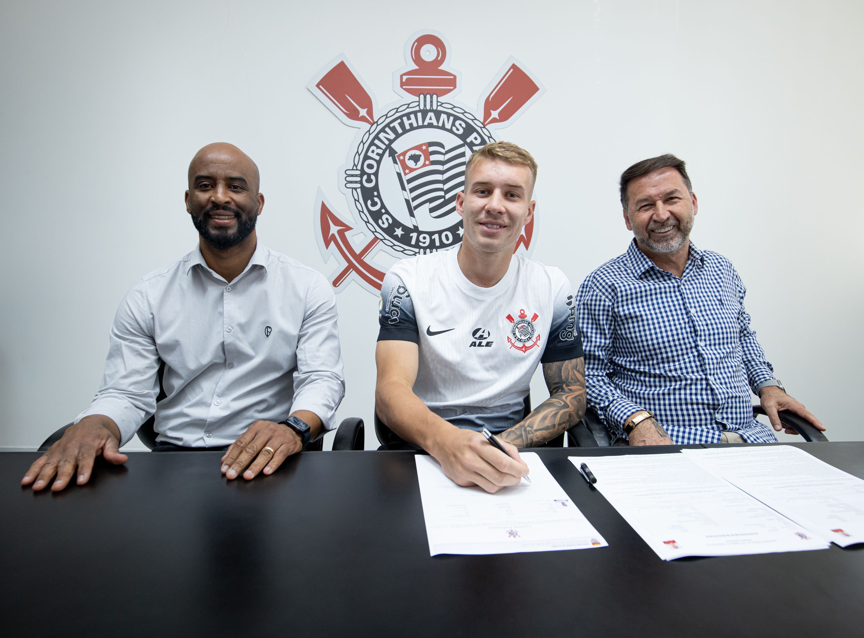 Corinthians anuncia a contratação do volante Charles por quatro temporadas