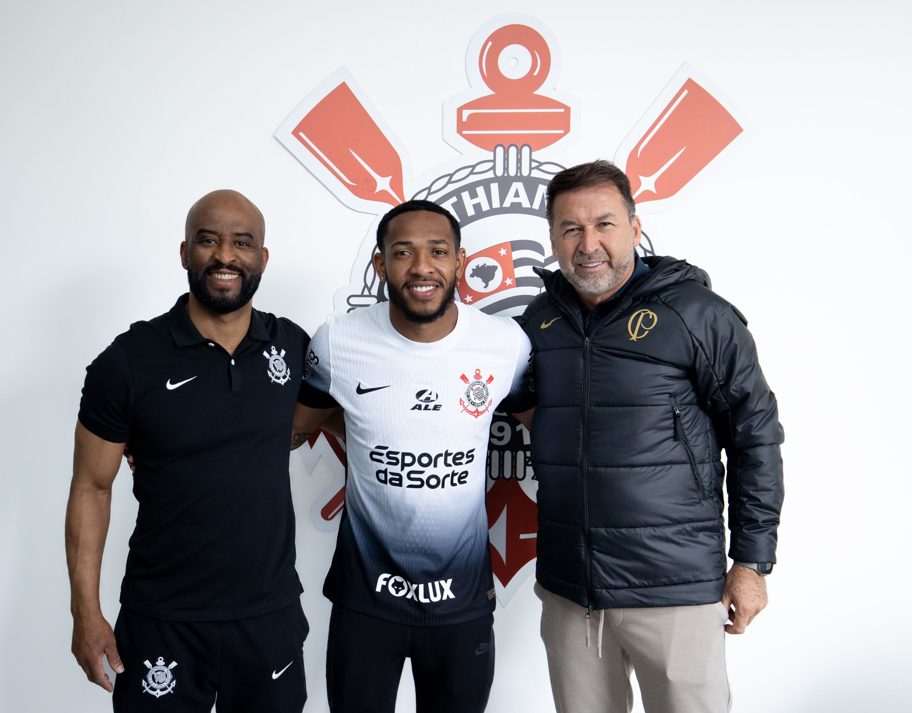 Corinthians anuncia a contratação do volante José Martínez