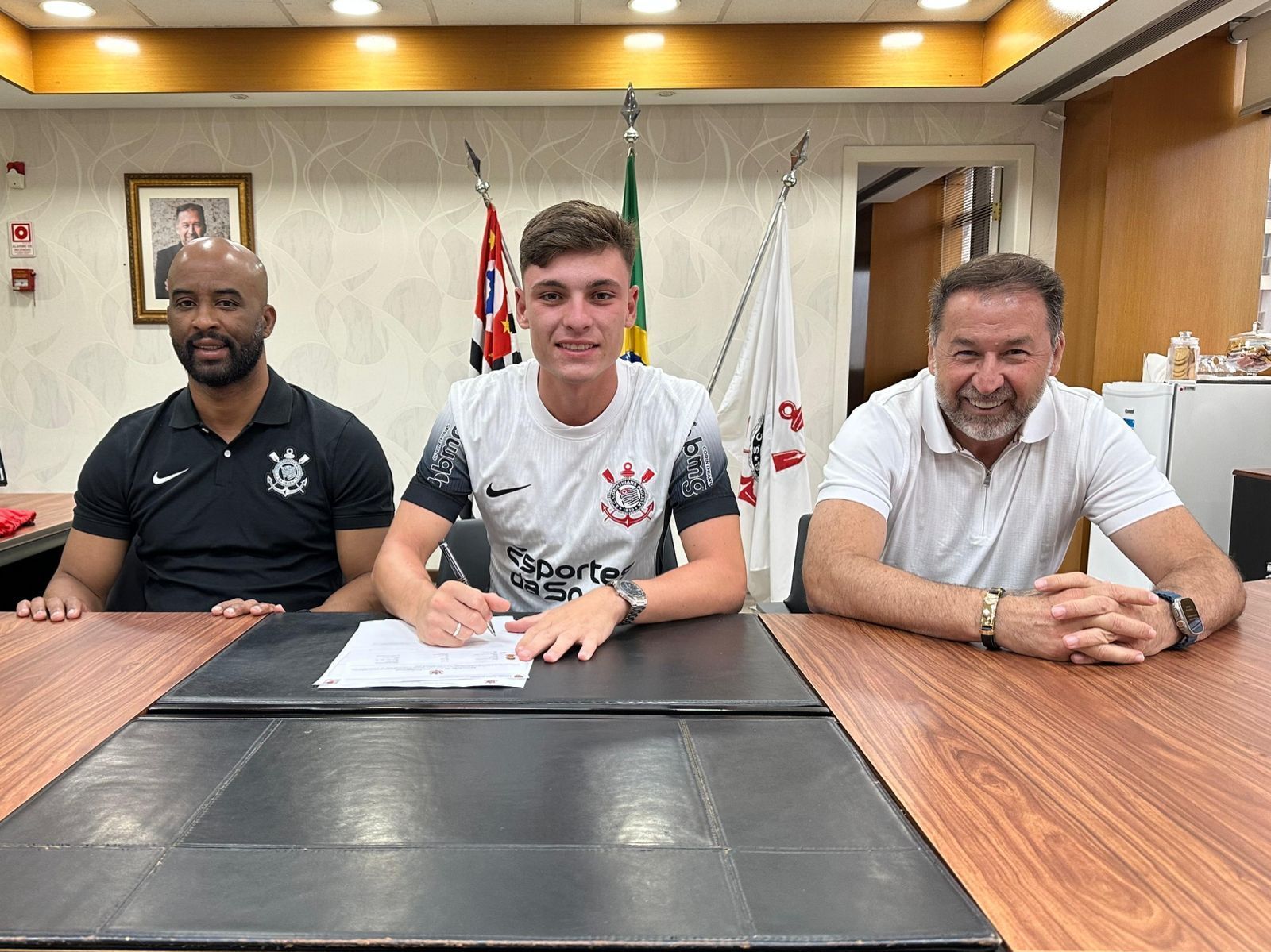 Corinthians anuncia renovação contratual de Breno Bidon; veja valor da multa