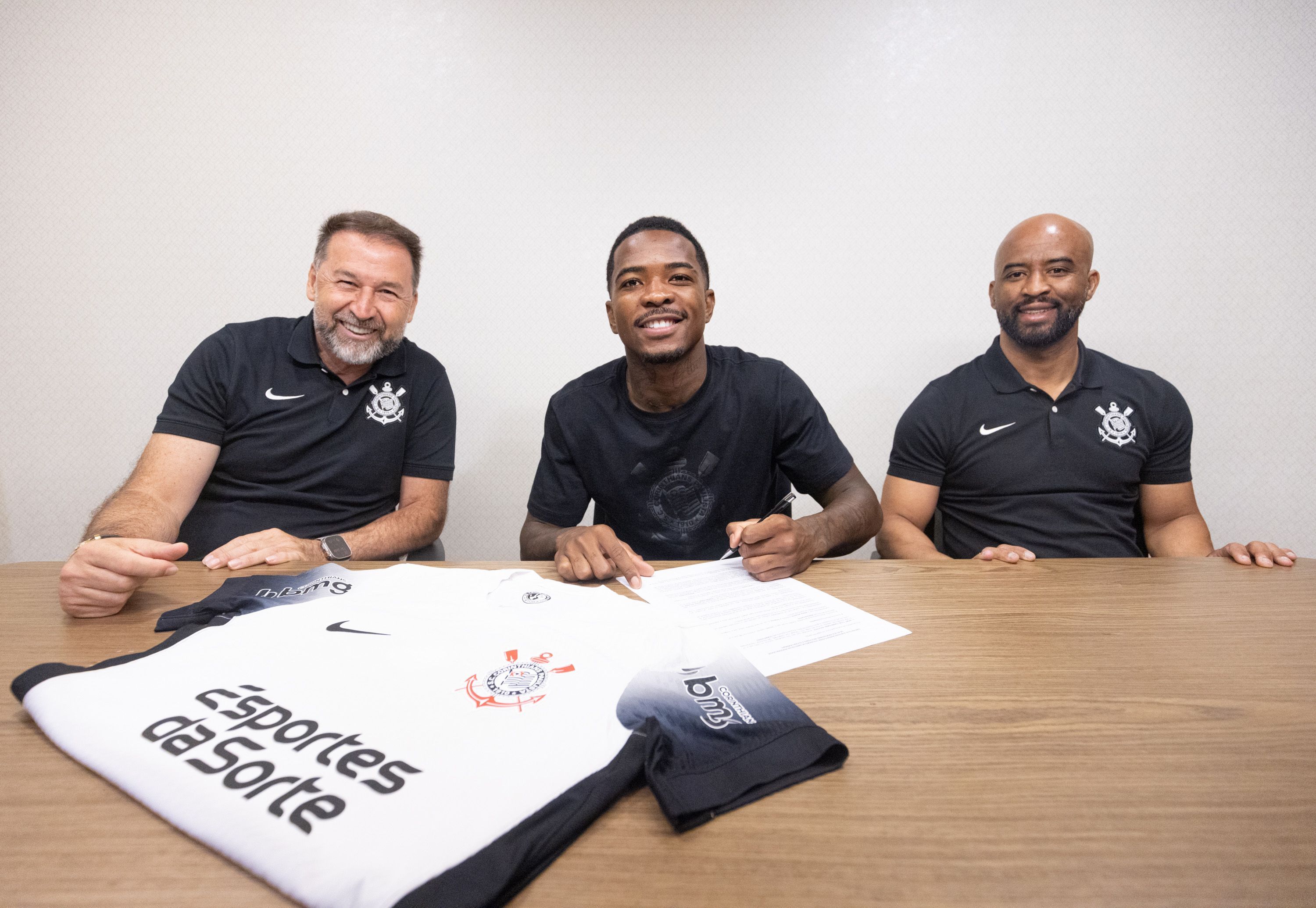 Corinthians oficializa contratação definitiva do zagueiro Cacá
