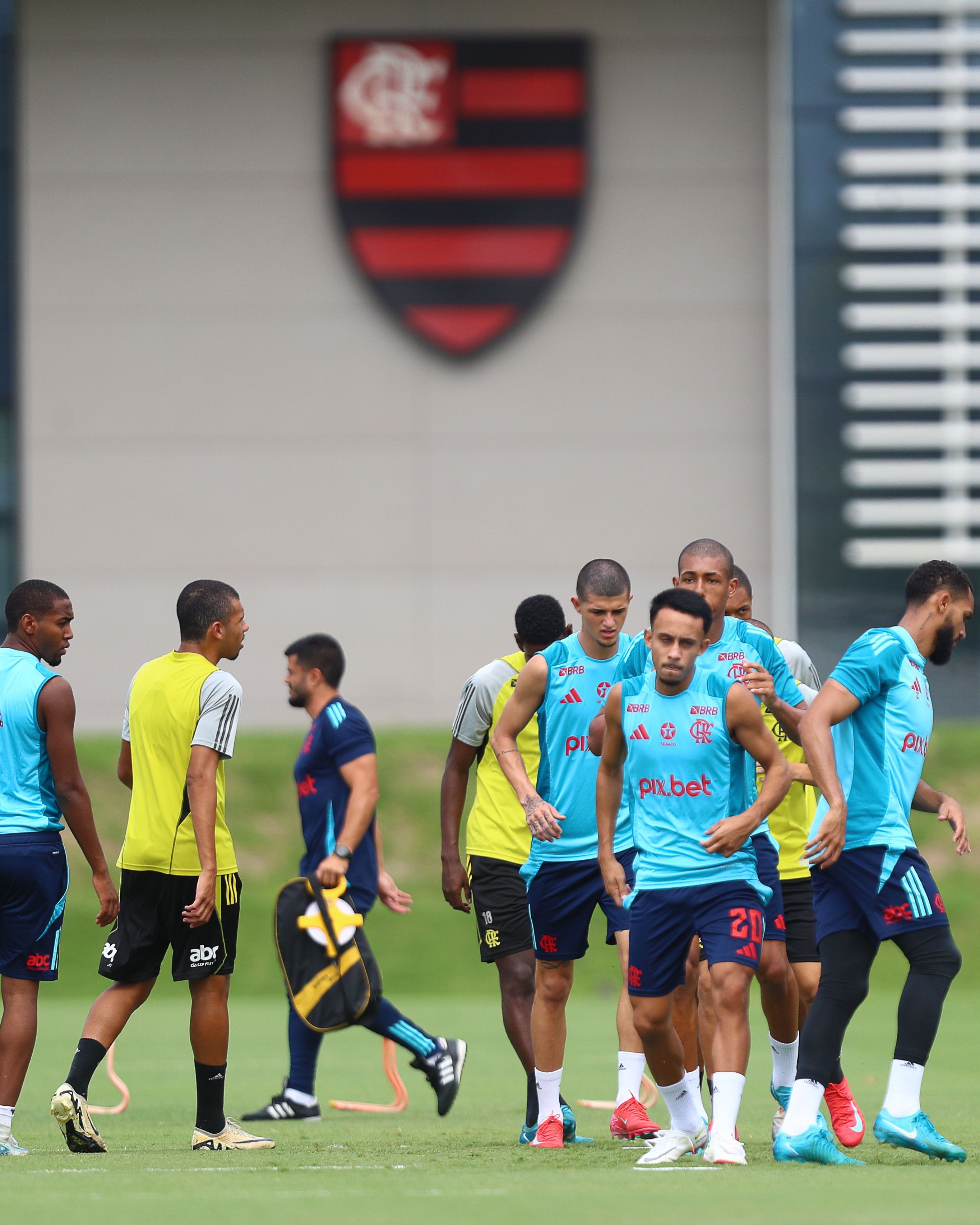 Jogador do Flamengo é liberado para ir ao velório da mãe no Uruguai