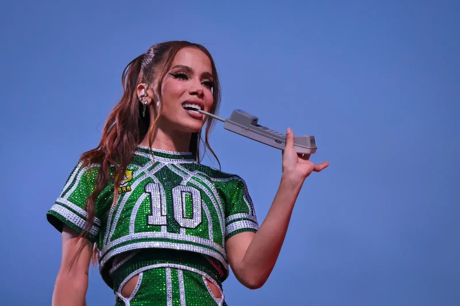 Anitta surpreende, homenageia Mineirão em show e manda recado a BH