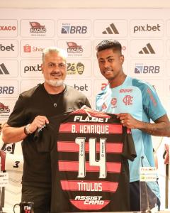 Bruno Henrique e Arrascaeta - Homenagem pelos 14 títulos no Flamengo