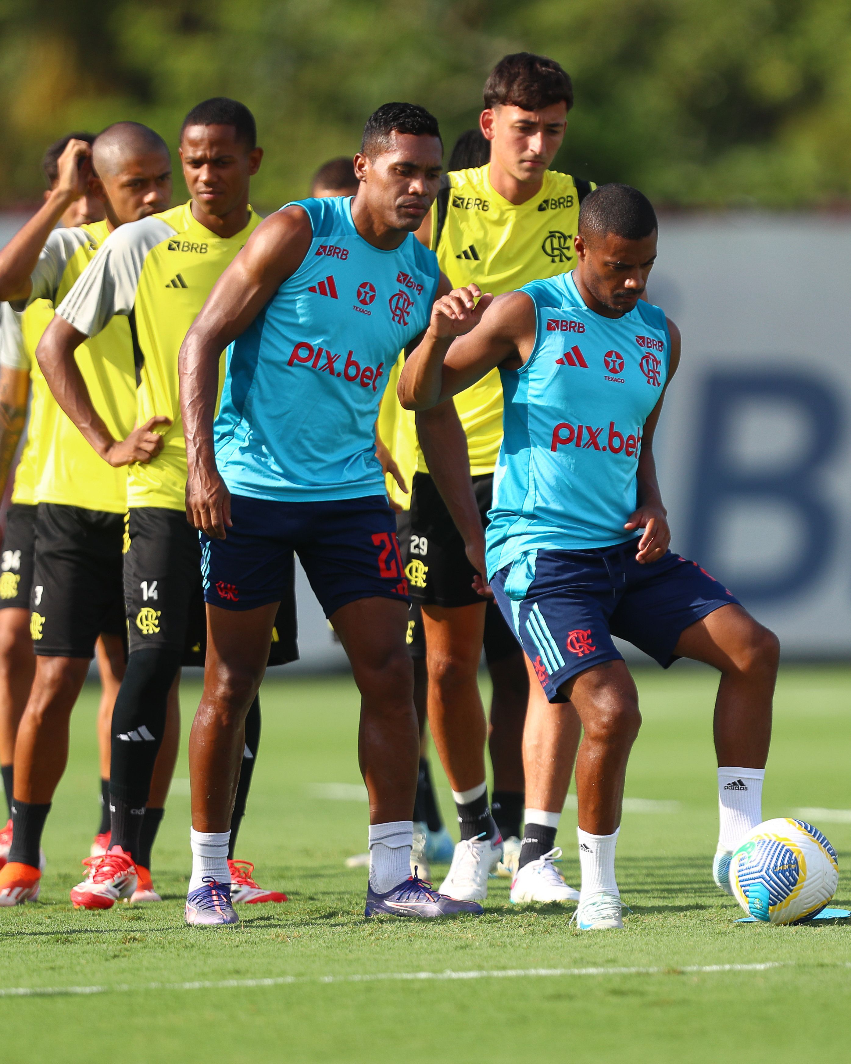 Em alta e com opções, Filipe Luís projeta sequência de clássicos do Flamengo