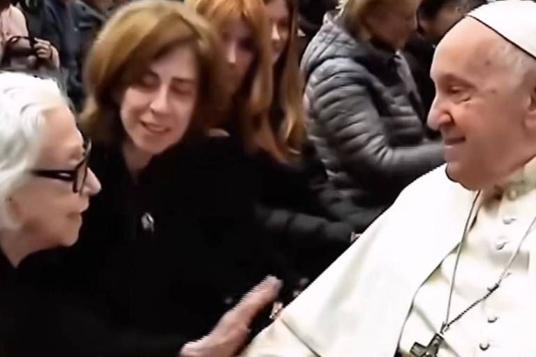 Assistindo ao funeral, Fernanda Torres relembra encontro com o Papa Francisco