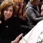 Assistindo ao funeral, Fernanda Torres relembra encontro com o Papa Francisco