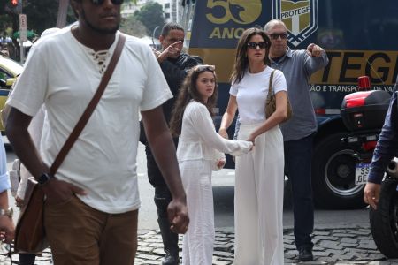 Sol de Maria, única neta de Preta Gil, chega ao local acompanhada da mãe