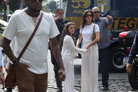 Sol de Maria, única neta de Preta Gil, chega ao local acompanhada da mãe