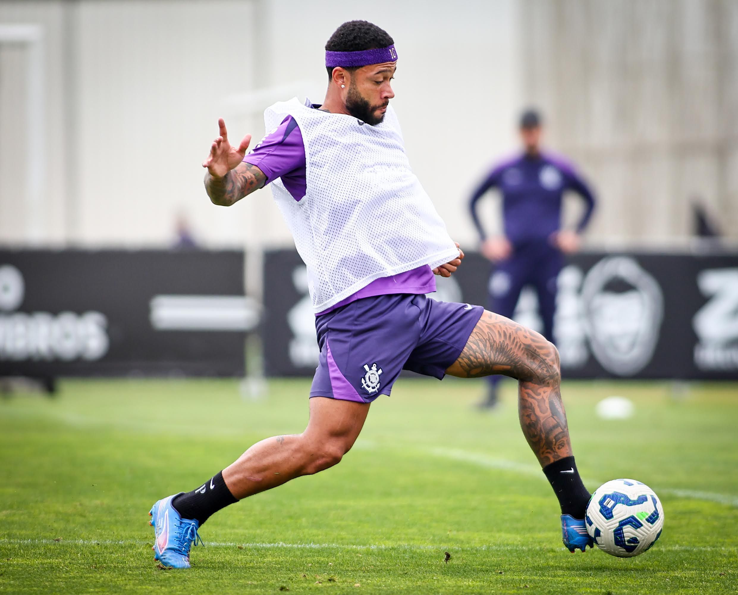 Titular? Memphis Depay é relacionado para Athletico-PR x Corinthians; veja lista