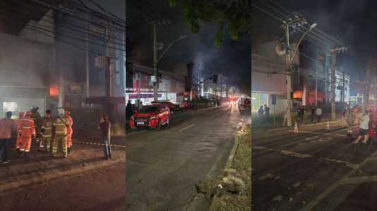 Corpo de Bombeiros durante ação em prédio tomado pelo fogo na Raja, em BH