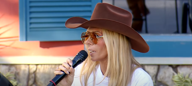 Adriane Galisteu durante coletiva de A Fazenda 17