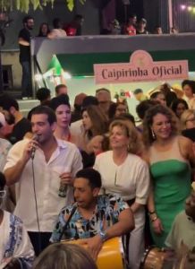 Humberto Carrão comemora aniversário ao lado de Débora Bloch e Paolla Oliveira
