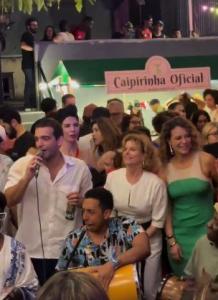 Humberto Carrão comemora aniversário ao lado de Débora Bloch e Paolla Oliveira